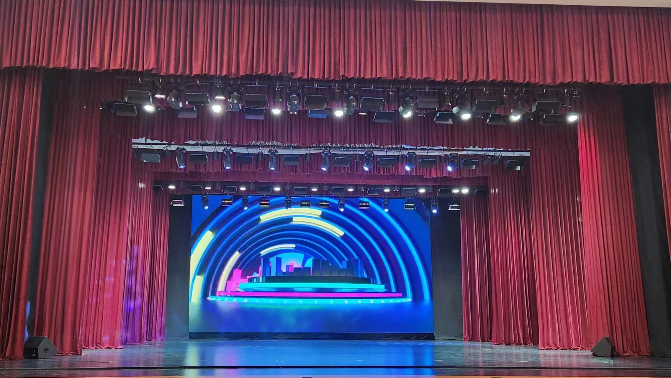 蒙古國(guó) 肯特會(huì)議中心劇院 舞臺(tái)機(jī)械、燈光、音響、LED屏項(xiàng)目已順利交付使用